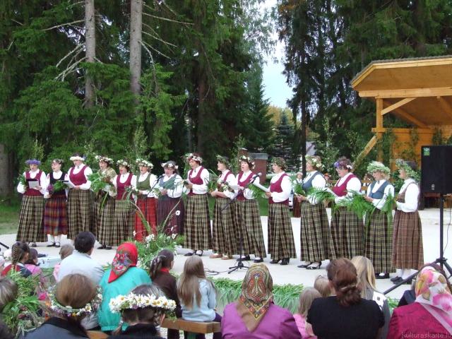 Koris "Austra" ar dziesmām ielīgo Mērdzenes pagastā Līgo vakaru 2008.gadā.